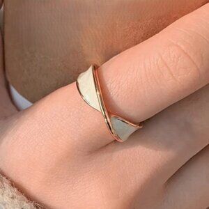 Adjustable | NWOT | Polychromatic Crossover Ring